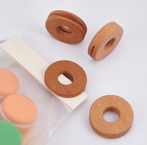 Clips de scellage en bois 100% naturel poli, forme donut, pour sacs et emballages de snacks, Meilleur prix, Prix incroyable - Product Image 1