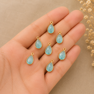 Pendentif en topaze bleue facettée en forme de poire avec monture dorée et passant unique pour la fabrication de colliers, bracelets et boucles d'oreilles - Product Image 2