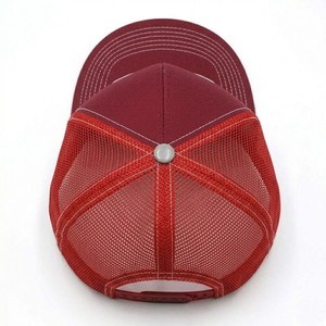 Gorra Trucker Roja Vintage Premium con Efecto Desgastado, Malla Transpirable en la Parte Trasera, Cierre a Presión, Estilo Casual Urbano, Gorra de Béisbol - Product Image 4