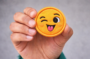 Lot de 100 écussons brodés visage souriant clignotant, couleur unie, thermocollants/à coudre pour sacs à dos, vêtements, chapeaux, jouets - Product Image 3