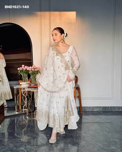 Robe Anarkali blanche à manches longues et évasée en soie Chinon de créateur avec broderie et travail de sequins de 5 mm, pantalon et dupatta – Vente en gros - Product Image 4