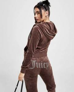ชุดกำมะหยี่สีน้ำตาล 2 ชิ้นสำหรับผู้หญิง พร้อมเสื้อครอปตัวอักษรประดับเพชรและกางเกงขายาวลำลองสวมใส่ได้ทุกฤดูกาล - Product Image 4