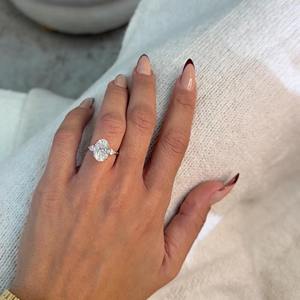 Anillo de compromiso con diamante cultivado en laboratorio de 3.50 quilates con corte ovalado y piedras laterales con corte de pera, oro rosa de 14k, anillo de tres piedras - Product Image 3