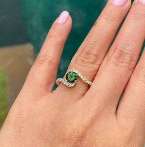 Bague croisée élégante en or massif 10 carats avec diamant vert taille ronde pour femme – Cadeau idéal pour mariage ou fête - Product Image 3