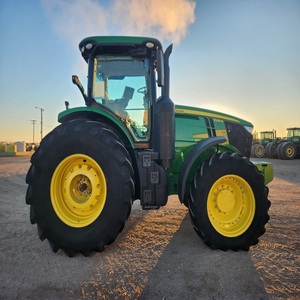 รถแทรกเตอร์ John Deere 7230R 70 แรงม้า รุ่นพรีเมียม ให้การควบคุมที่เหนือกว่าและความสะดวกสบาย พร้อมประสิทธิภาพการใช้น้ำมันเชื้อเพลิงที่ยอดเยี่ยม เหมาะสำหรับงานที่ต้องใช้ความเข้มข้นสูง - Product Image 1