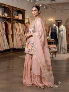 Ensemble de créateur 3 pièces en organza imprimé doux avec broderie de sequins, comprenant un haut, une sharara et un dupatta en organza imprimé - Product Image 2