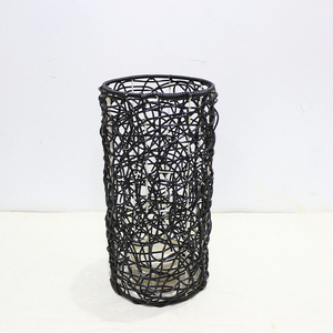 Lanterne suspendue cylindrique en métal noir et plastique faite à la main pour la décoration de la maison - Product Image 5
