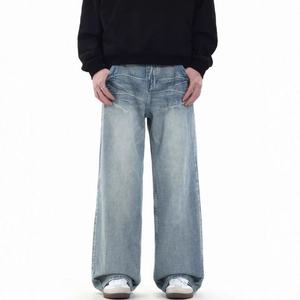 Jeans à coupe droite et effet usé, conçus pour la mode décontractée moderne - Product Image 1