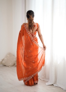 Sari en soie Fandy avec broderie de fils et de sequins, accompagné d'un haut assorti avec broderie de fils et de sequins. - Product Image 5