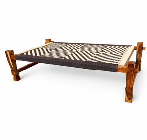 Lit charpai en teck artisanal avec charpente rustique et tressage de cordes géométriques, disponible à prix de gros. - Product Image 1