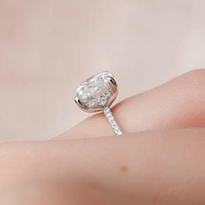 แหวนหมั้นเพชรทรงกลมเจียระไนแบบบริลเลียนท์ ประดับเพชรด้านข้าง ทอง 14K สไตล์คลาสสิก รับรองโดย IGI - Product Image 2