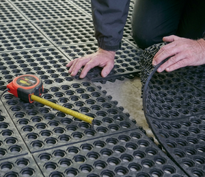 Tapis de restaurant en caoutchouc alvéolé antidérapant avec drainage pour cuisines commerciales et zones humides - Product Image 6