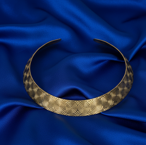 Collier ras du cou pour femme en laiton martelé, finition argentée, style chrétien vintage, ethnique, tendance, pour fêtes, mariages et occasions festives - Product Image 1