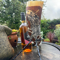Corne à boire Odin Raven en corne de buffle naturelle, style Viking, écologique, sculptée, avec support métallique élégant, pour Mead, Bière, Ale, Nouvel An