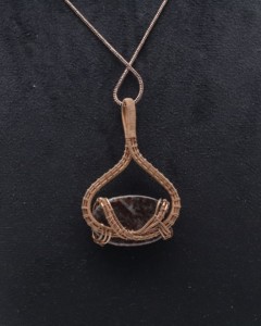 Collier en agate naturelle avec pendentif enroulé de fil de cuivre |   Collier artisanal bohème en pierres précieuses - Product Image 4