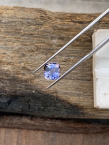 Pierre de Tanzanite naturelle non chauffée multicolore de 6 mm, taille coussin carrée, avec une belle couleur, Zoisite naturelle, 1,49 carat, nette à la loupe - Product Image 5