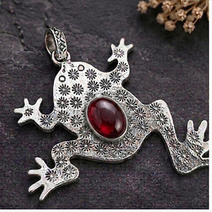 Pendentif grenat hydrocultivé en forme de grenouille avec gravure florale en laiton, artisanat pour collections de mode boutique - Product Image 5