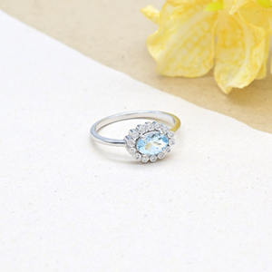 Produits populaires : Bague de mariage en or blanc massif 14 carats avec aigue-marine ovale 7x5mm et halo de diamants blancs sertis clos - Product Image 4