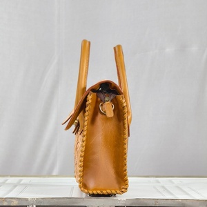 Sac fourre-tout vintage en cuir véritable avec fermeture éclair à motif floral, doublure en polyester, idéal pour la plage, les voyages et l'usage quotidien - Product Image 4