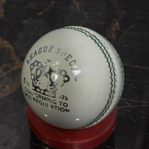 Pelota de Cricket Blanca, Dura, Especial para Liga, 156g, Cuero Genuino de Vaca, 4 Piezas, Cosida a Máquina, Grado Profesional, IBEX HILL - Product Image 3