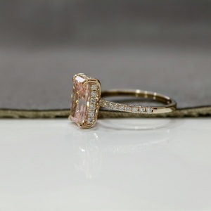 Anillo de Compromiso con Diamante de Laboratorio de Corte Radiante de 3 Quilates, Color Rosa Fantasía, Oro Amarillo de 14K, Certificado IGI, para Bodas y Aniversarios - Product Image 3