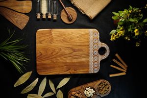 Planche à découper en bois d'acacia faite à la main avec poignée, bloc de service et de découpe naturel pour la cuisine - Product Image 4