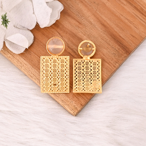 Boucles d'oreilles pendantes faites à la main en quartz rose naturel avec sertissage clos en laiton plaqué or pour femme - Product Image 5