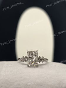 Anillo de compromiso de plata 925 con diamante de corte radiante y diamantes laterales, estilo clásico para mujer - Product Image 1