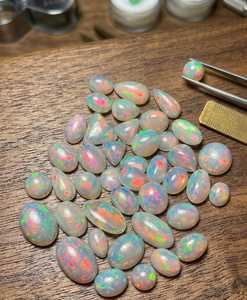 Opale d'Éthiopie naturelle, cabochon, pierre précieuse en vrac, taille ovale, jeu de couleurs multibrillantes, certifiée par un tiers, pour la fabrication de bijoux - Product Image 2