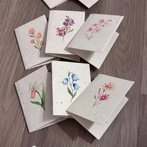 Carte de vœux d'anniversaire durable en papier naturel, style cadeau, carte d'anniversaire en papier, design cadeau artisanal, illustration gâteau de fête - Product Image 1