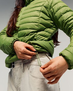 Chaqueta de invierno acolchada personalizada para mujer, ropa informal premium para exteriores, a prueba de viento, con cierre de cremallera y bolsillos laterales. - Product Image 4