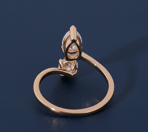 Anillo de Compromiso con Diamante Cultivado en Laboratorio de 1.25CT, Corte Pera y Redondo, VVS2, Certificado IGI, Oro Amarillo, Banda Abierta, Joyería Personalizada al por Mayor - Product Image 5