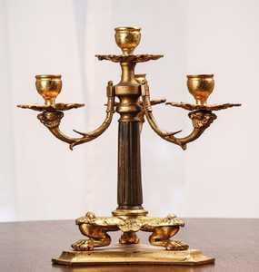 Candélabres figuratifs de style français avec bases en marbre, présentant cinq porte-bougies en forme de lys. Disponible aux prix de gros. - Product Image 5