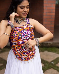 ชุดเดรส Anarkali สีขาวผ้าฝ้ายสำหรับผู้หญิง ดีไซน์ใหม่ ตกแต่งด้วยกระจกแบบ Kutchi ขอบลาย Bandhani เหมาะสำหรับงานเทศกาล Navratri Garba และงานปาร์ตี้ - Product Image 4