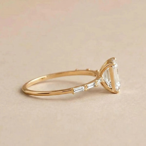 Anillo de Diamantes con Corte Esmeralda de 2.0 Quilates, Cultivado en Laboratorio, Certificado por IGI, Anillo de Compromiso Clásico de Lujo en Oro Amarillo con Seis Piedras Baguette y Halo - Product Image 4