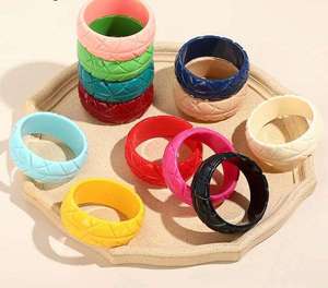 Bracelets ronds sculptés en résine rose, bijoux artistiques de mode, accessoire artisanal de collection - Product Image 4