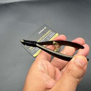 Coupe-cuticules noir mat avec ressort doré en acier inoxydable, outil de soin des ongles pour éliminer les peaux mortes, logo personnalisé - Product Image 4