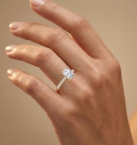 Bague de fiançailles de luxe classique en or rose 10 carats avec diamant solitaire de laboratoire taille radiant et taille rond de 2,42 carats au total - Product Image 2