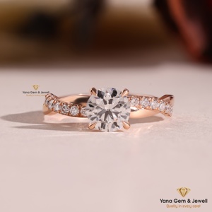Anillo de Diseño Trenzado de Oro Sólido de 14K con Diamante Cultivado en Laboratorio CVD de 1.00 Quilates, Corte Redondo, Color D, Claridad VVS2, Certificado IGI, para Mujer - Product Image 1