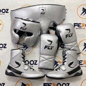 Gants rembourrés de qualité supérieure en couleur orange avec autres équipements de protection pour l'entraînement en cuir véritable, gants de boxe à lacets. - Product Image 2