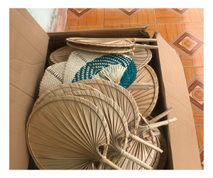 พัดมือไม้ไผ่ลายใบปาล์มสไตล์วินเทจสำหรับงานฤดูร้อน - Product Image 1