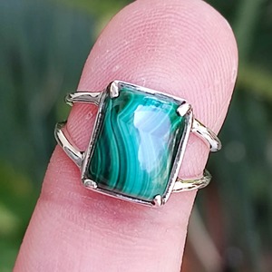 แหวนมาลาไคต์ เงินแท้ 925 ประดับแบบ Bezel Setting แหวนสัญญา งานแฮนด์เมด สไตล์โบโฮ สำหรับงานแต่งงาน งานหมั้น เครื่องประดับผู้หญิง ทำจากวัสดุธรรมชาติ - Product Image 3