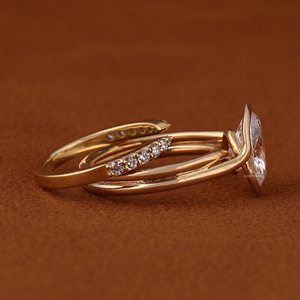 Bague de fiançailles sertie de diamants de laboratoire ovales de 3 carats, monture en or jaune 14 carats, solitaire assorti à une alliance de mariage - Product Image 2