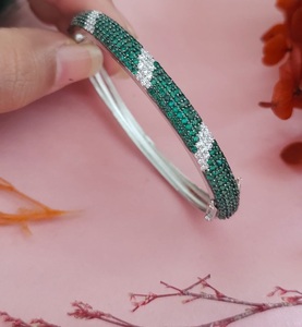 Brazalete Elegante de Primera Calidad con Acabado Plateado y Piedras, para Uso en Eventos Modernos y Tradicionales, para Mujer - Product Image 3