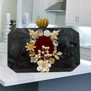 Sac à main en résine orné de fleurs de lotus, fait main, avec fermoir floral, sac de créateur, cadeau pour demoiselle d'honneur, sac raffiné, confort et style - Product Image 2