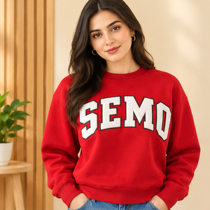 Pull à col montant rouge personnalisé avec logo pour femmes SEMO, vêtements de campus Greek Life, fournisseur en gros pour sororités et fraternités - Product Image 1