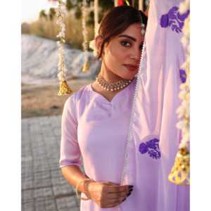 Conjunto de Traje de Satén Pintado a Mano con Lavanda, Diseño Étnico Festivo para Bodas y Fiestas, Colección Premium para Mujer - Product Image 5