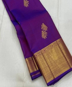 Sari de seda morado con borde dorado Zari y motivo de pavo real, ropa tradicional india para bodas, para mujeres - Product Image 2