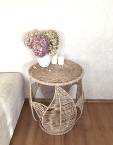 Mesa de Centro Tradicional de Ratán con Diseño Tejido a Mano para un Atractivo Interior de Hogar Atemporal - Product Image 1