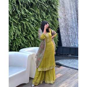 Tenue de soirée XL Tenue de travail à sequins et broderie zari Robe de mariée élégante - Product Image 4